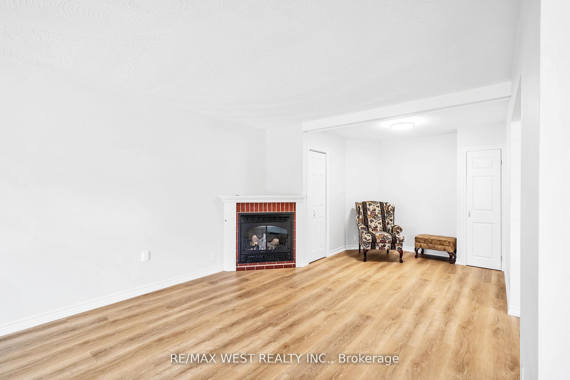 Photo 7 of 12 Athabasca Street, Oshawa, Donevan — HOMEH