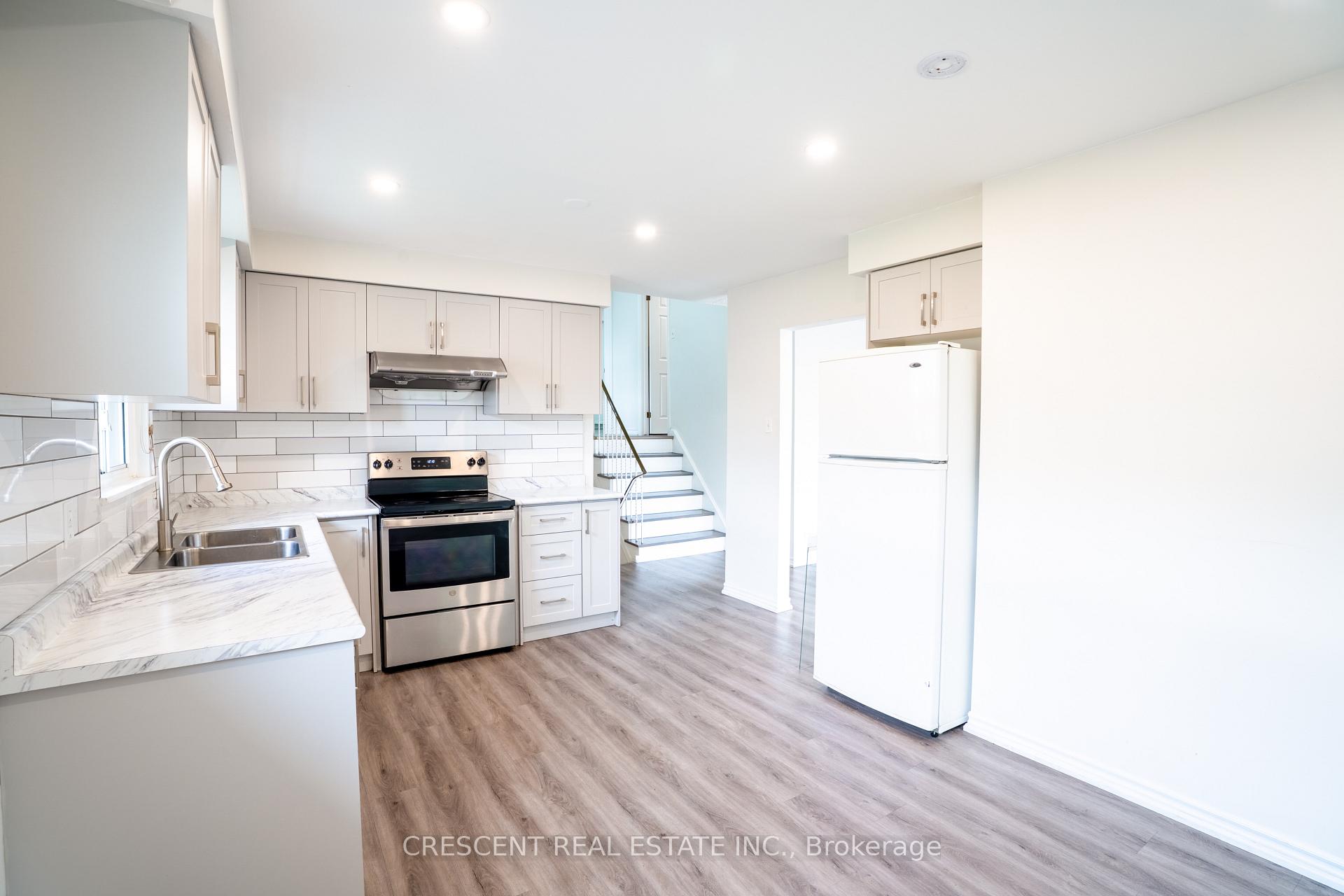 Photo 6 of Unit UPPER, 400 Pinemeadow Avenue, Mississauga, Cooksville — HOMEH