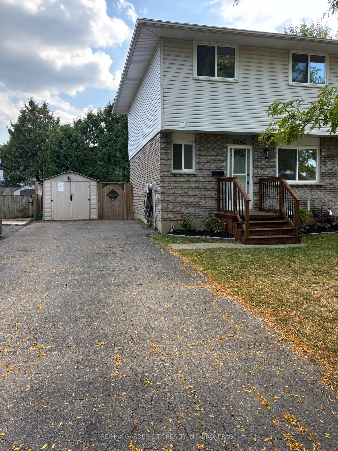 Photo 2 of 5842 Frontenac Street, Niagara Falls, Arad/Fallsview — HOMEH
