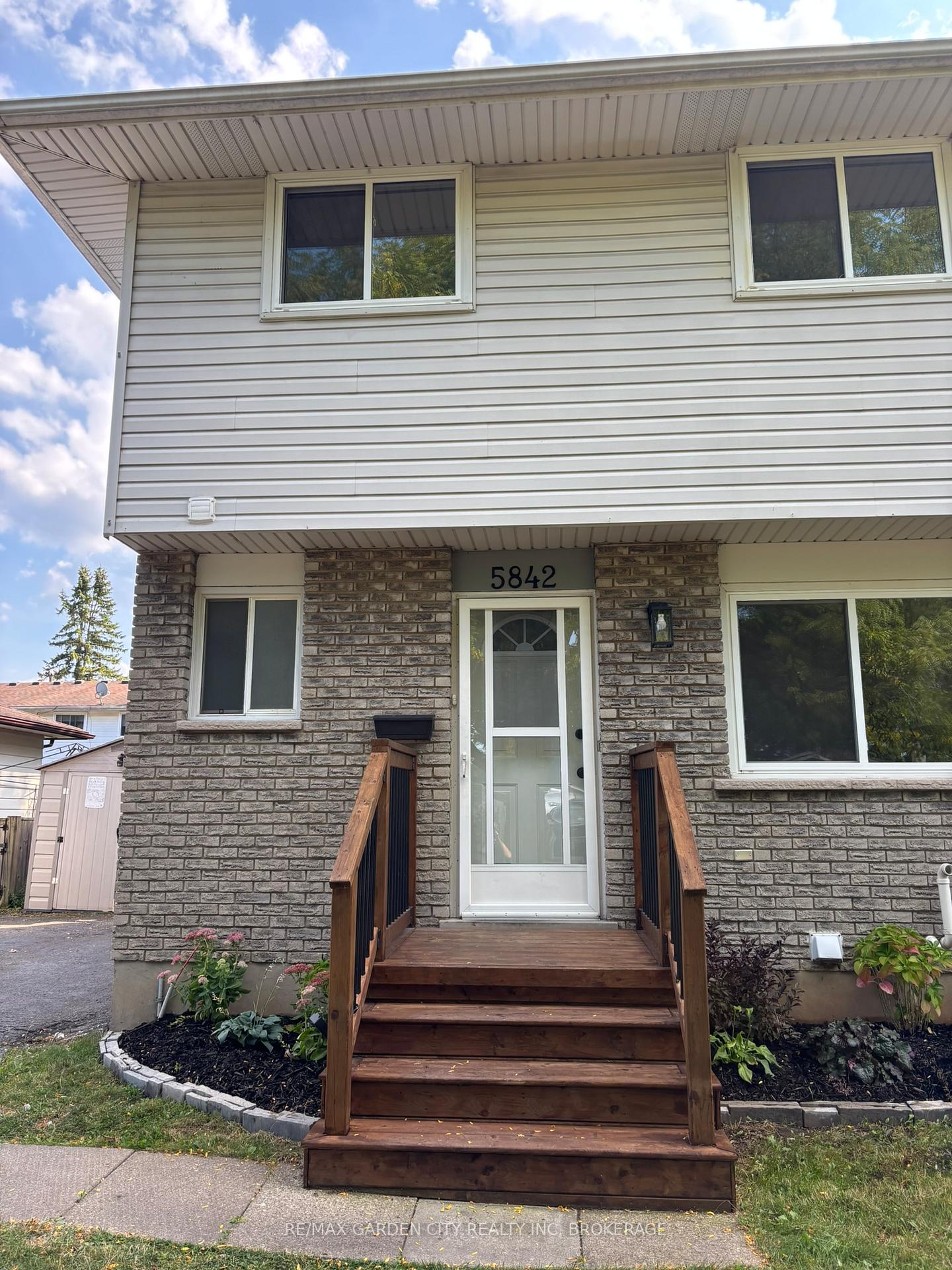 Photo 3 of 5842 Frontenac Street, Niagara Falls, Arad/Fallsview — HOMEH