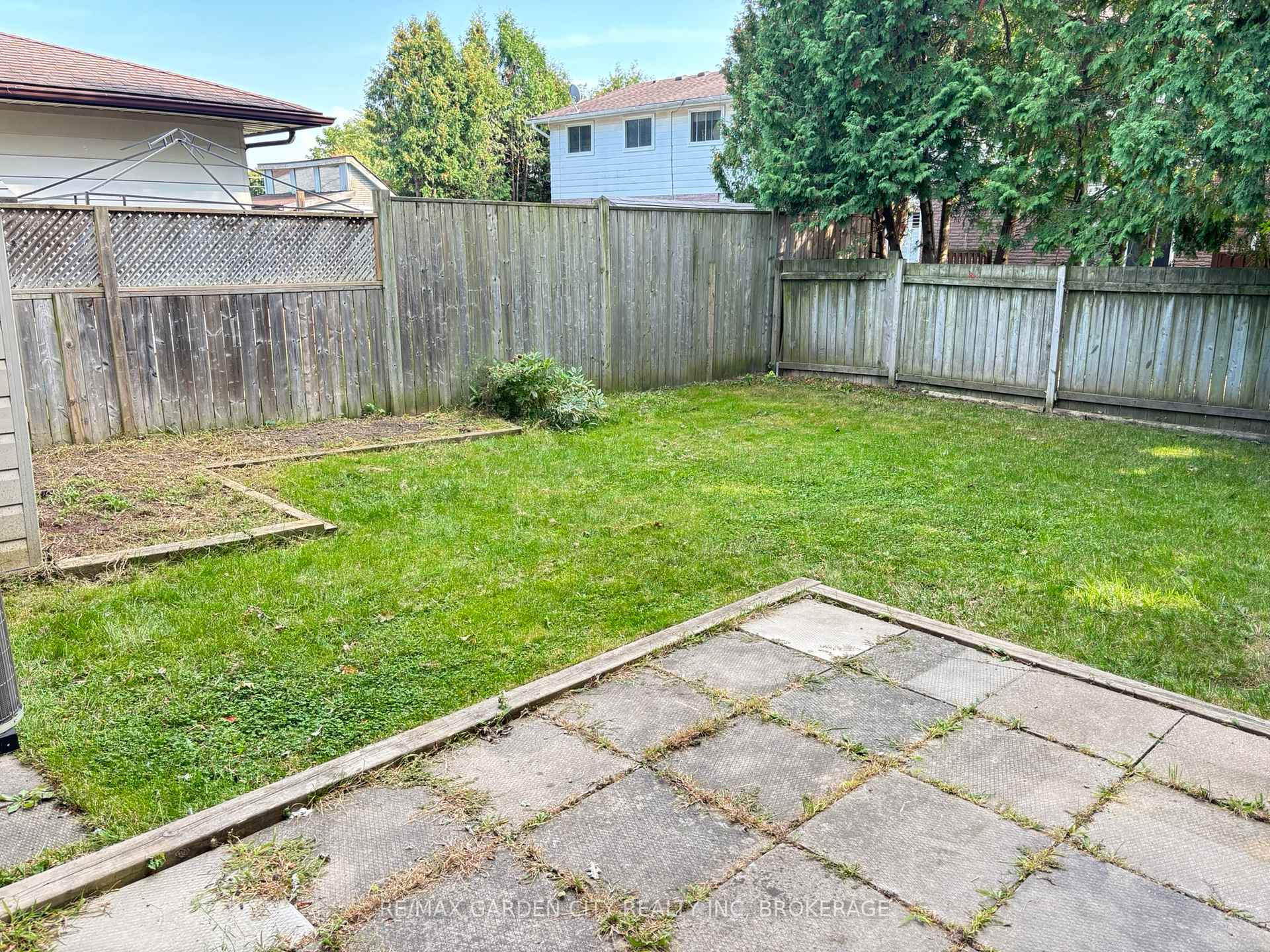 Photo 5 of 5842 Frontenac Street, Niagara Falls, Arad/Fallsview — HOMEH