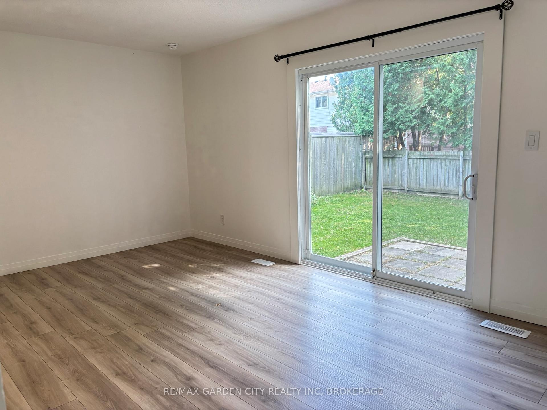 Photo 9 of 5842 Frontenac Street, Niagara Falls, Arad/Fallsview — HOMEH