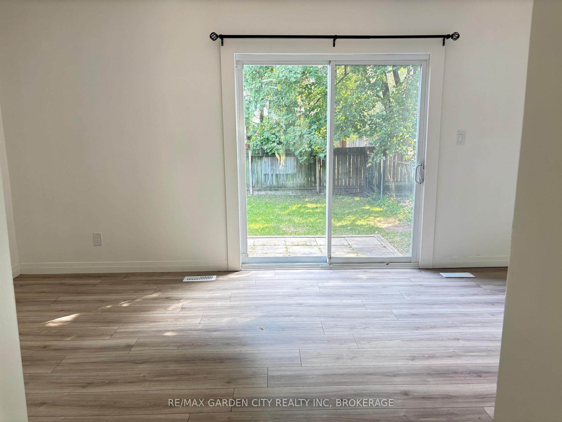 Photo 10 of 5842 Frontenac Street, Niagara Falls, Arad/Fallsview — HOMEH
