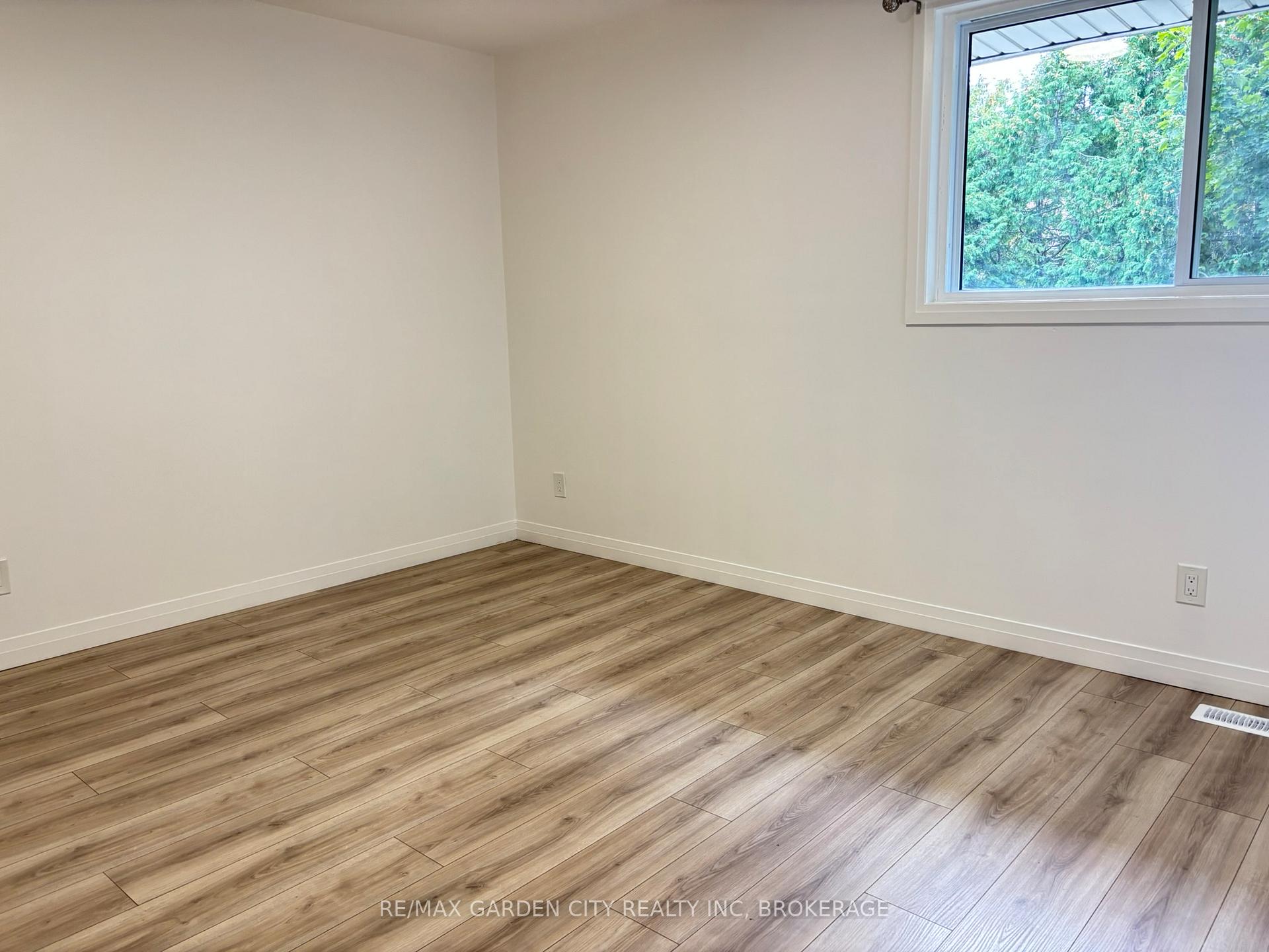 Photo 12 of 5842 Frontenac Street, Niagara Falls, Arad/Fallsview — HOMEH