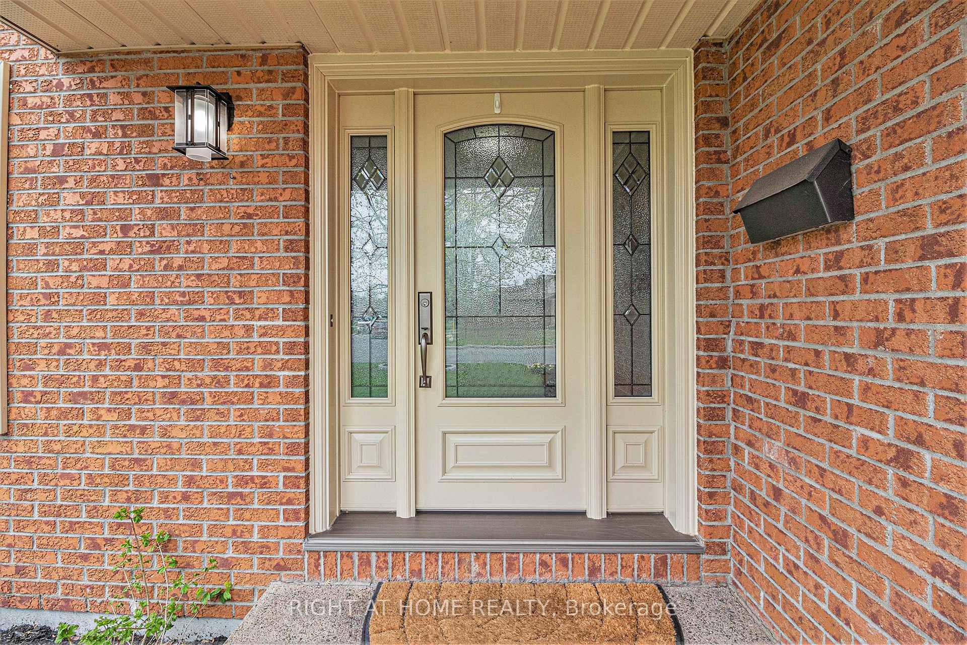 Photo 5 of 1814 Thistleleaf Crescent, Ottawa, Chapel Hill — HOMEH