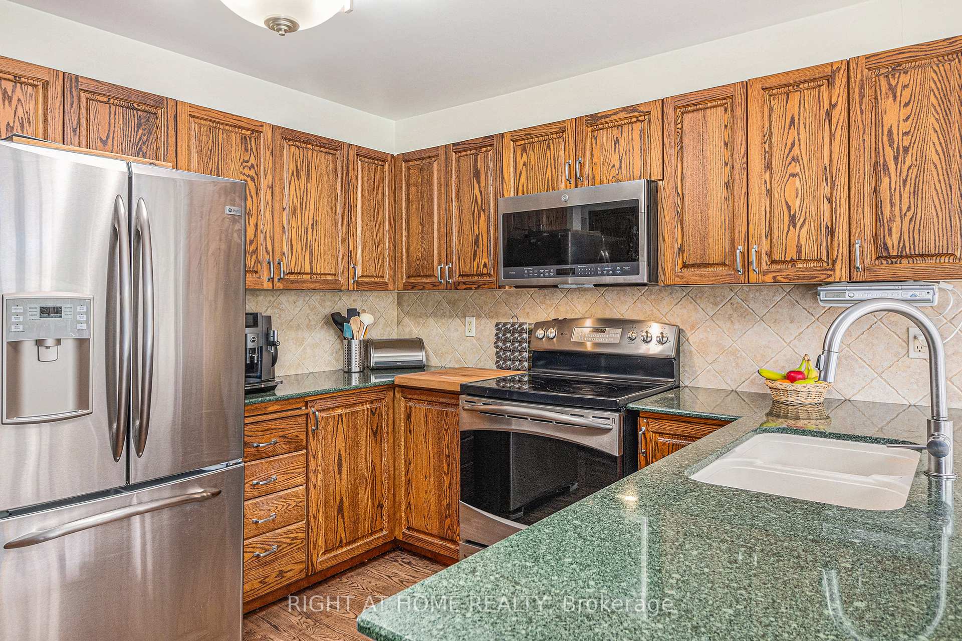 Photo 15 of 1814 Thistleleaf Crescent, Ottawa, Chapel Hill — HOMEH