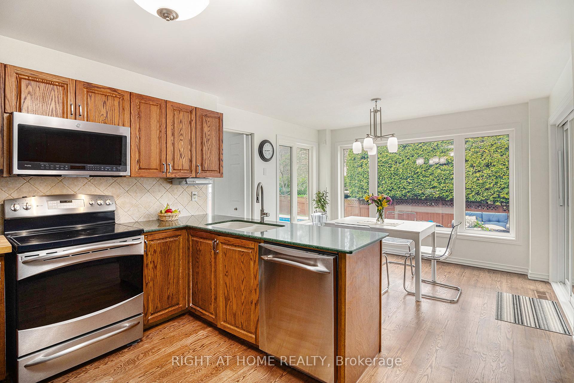 Photo 16 of 1814 Thistleleaf Crescent, Ottawa, Chapel Hill — HOMEH