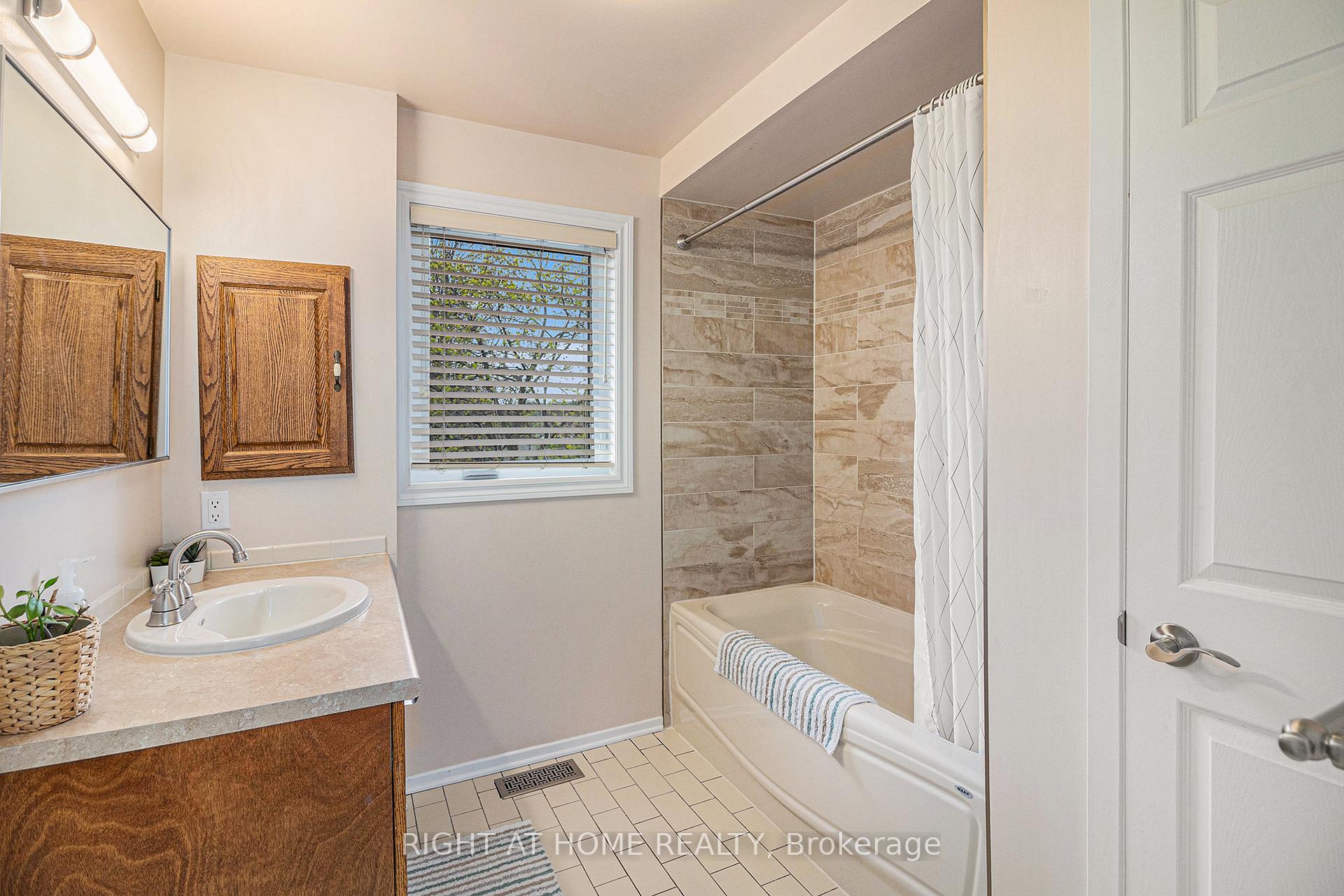 Photo 30 of 1814 Thistleleaf Crescent, Ottawa, Chapel Hill — HOMEH
