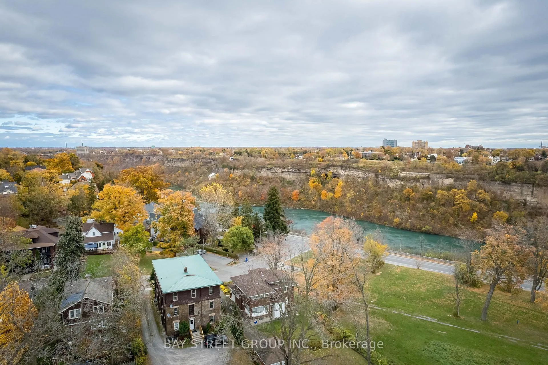 Photo 4 of 4467 John Street, Niagara Falls, Downtown — HOMEH