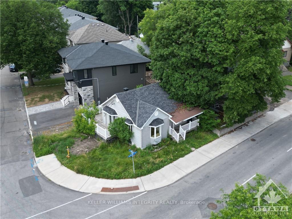 Front of 846 St Laurent Boulevard