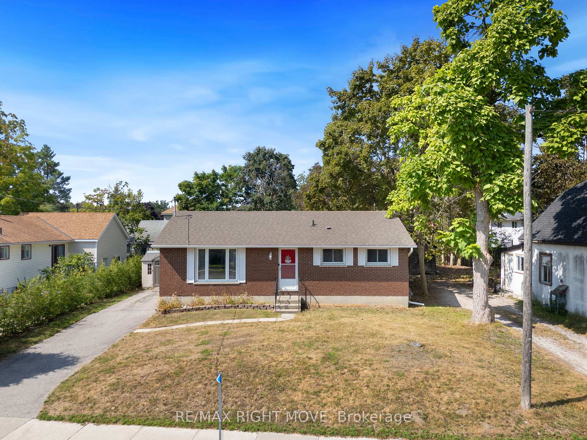Photo 2 of 3 Westmount Drive N, Orillia — HOMEH