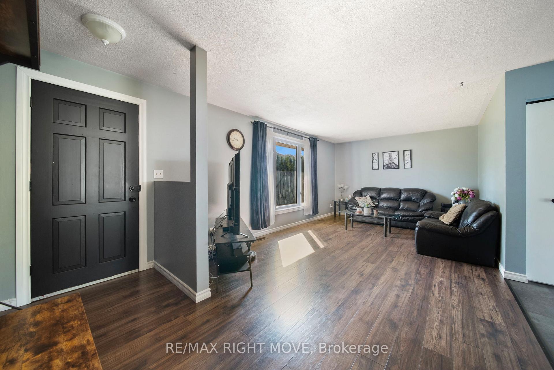 Photo 5 of 3 Westmount Drive N, Orillia — HOMEH