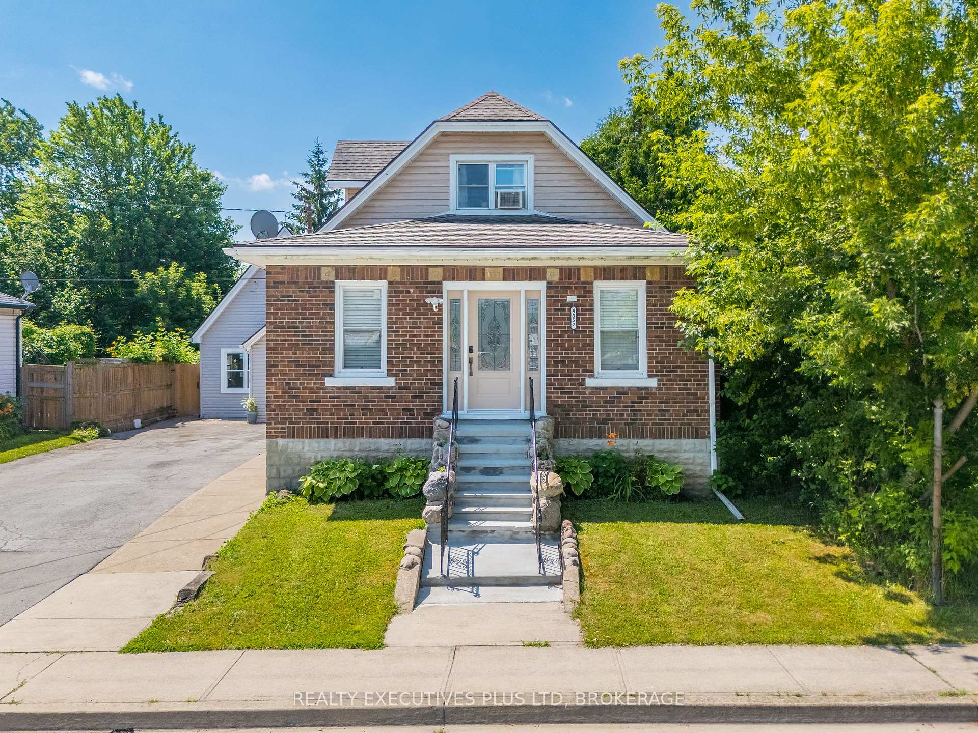 Photo 2 of 5352 Stamford Street, Niagara Falls, Cherrywood — HOMEH