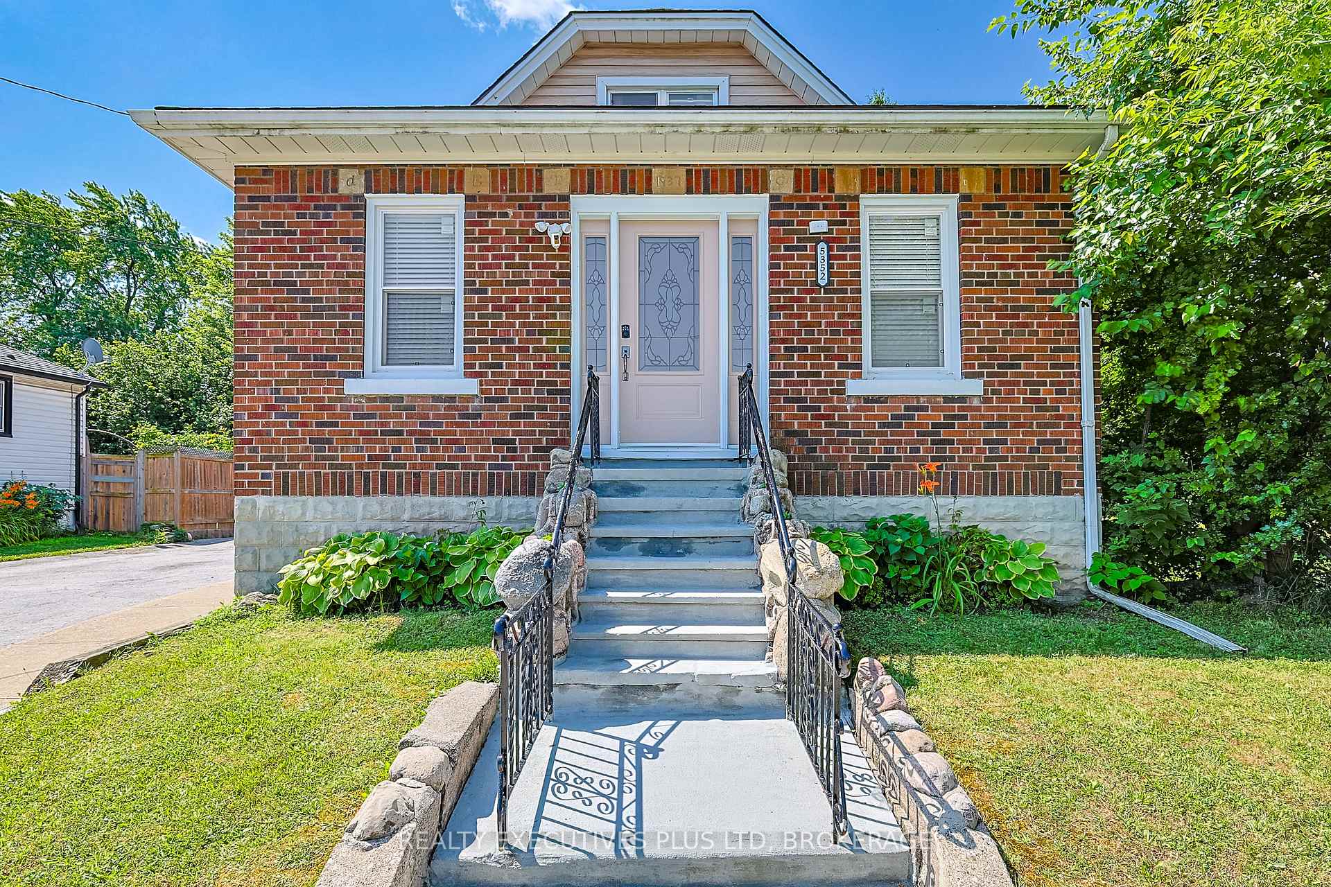 Photo 8 of 5352 Stamford Street, Niagara Falls, Cherrywood — HOMEH