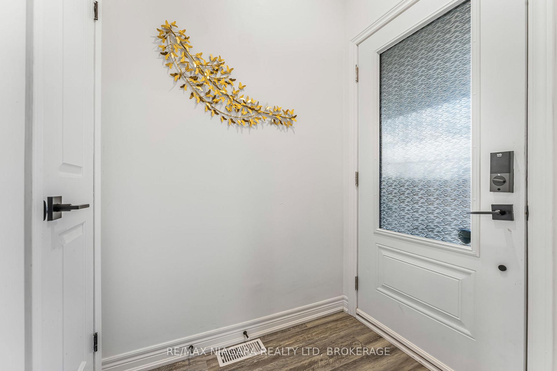 Photo 4 of Unit 2 UPPER, 8196 Mcleod Road, Niagara Falls, Brown — HOMEH