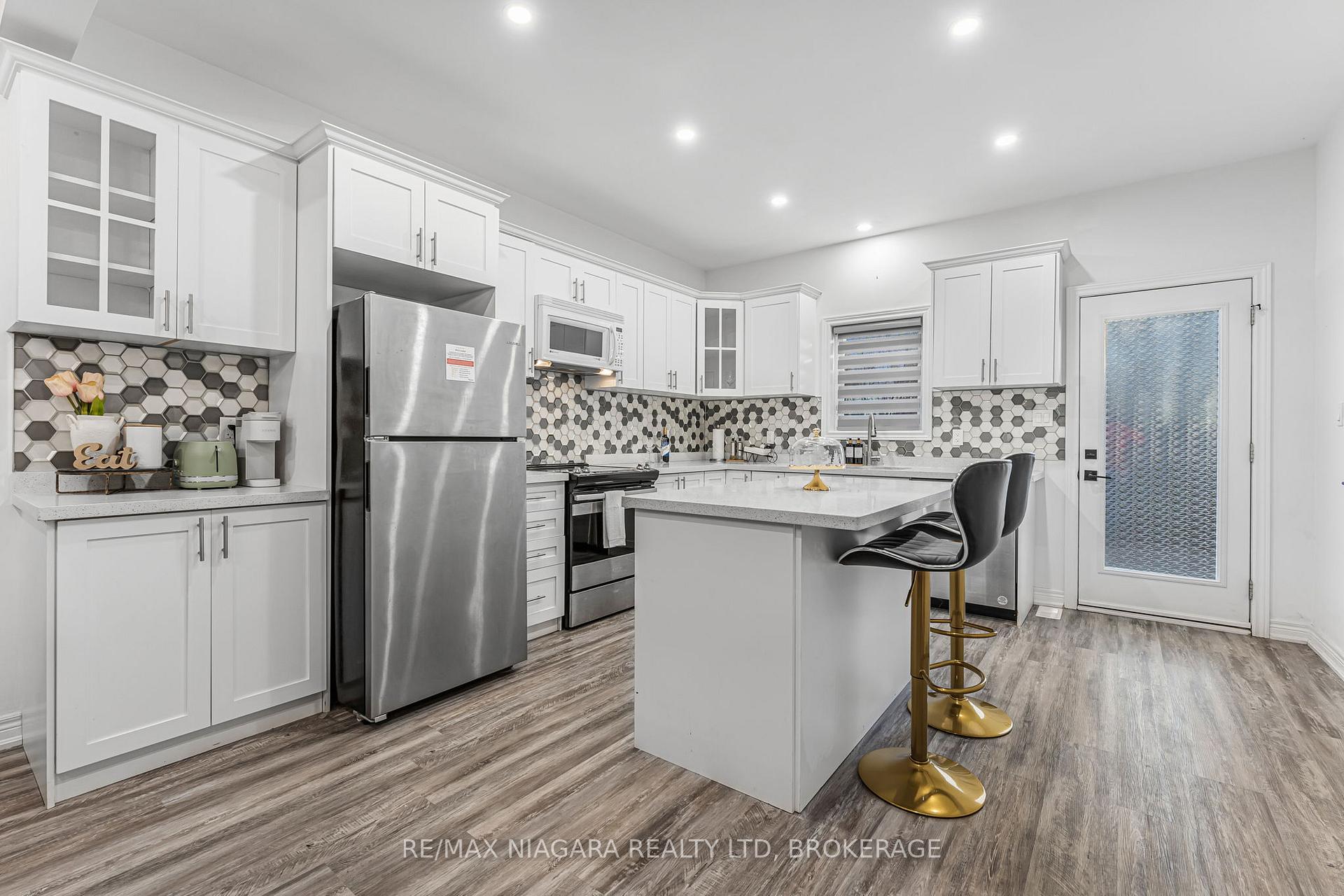 Photo 13 of Unit 2 UPPER, 8196 Mcleod Road, Niagara Falls, Brown — HOMEH