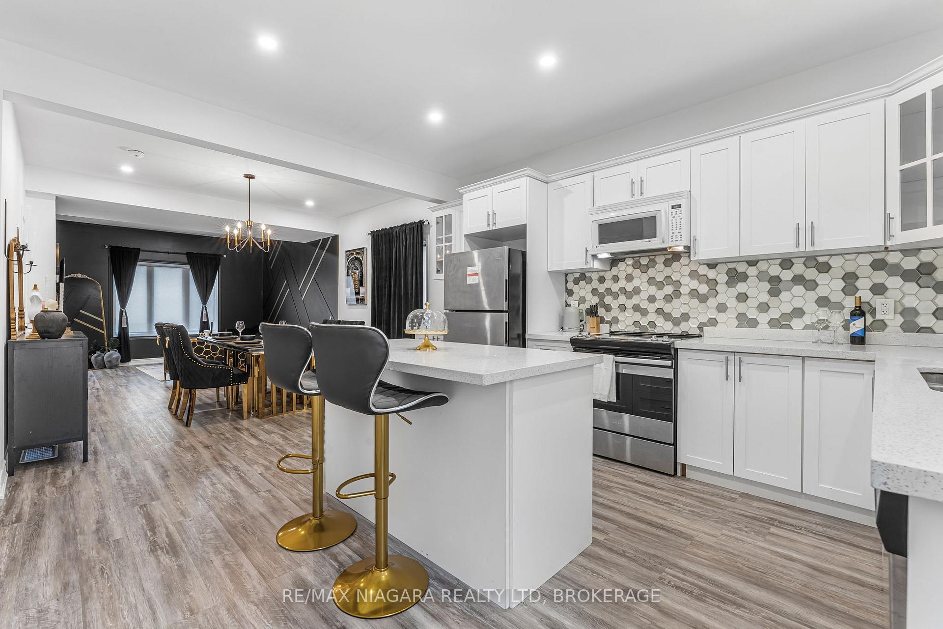 Photo 14 of Unit 2 UPPER, 8196 Mcleod Road, Niagara Falls, Brown — HOMEH