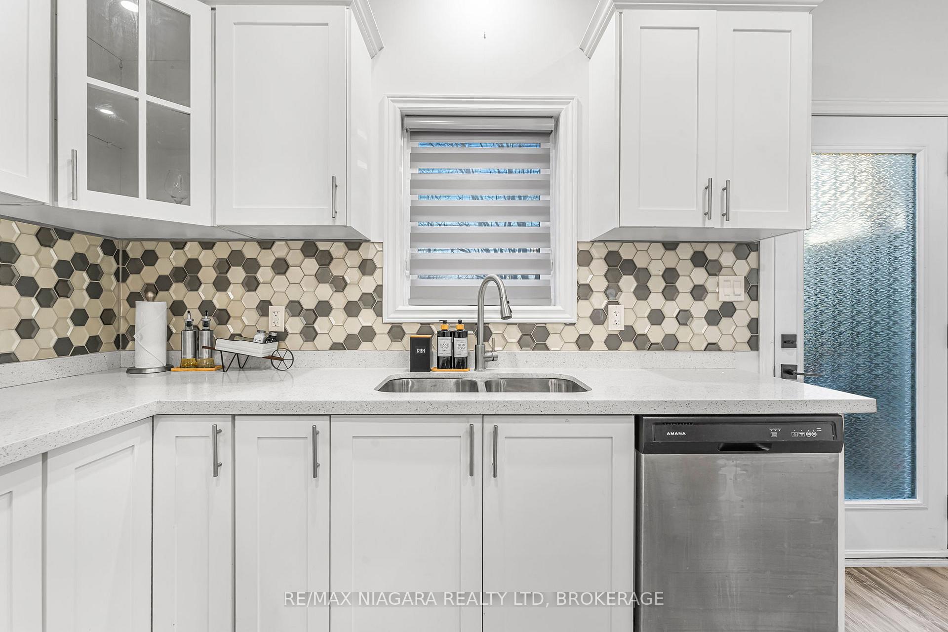 Photo 16 of Unit 2 UPPER, 8196 Mcleod Road, Niagara Falls, Brown — HOMEH