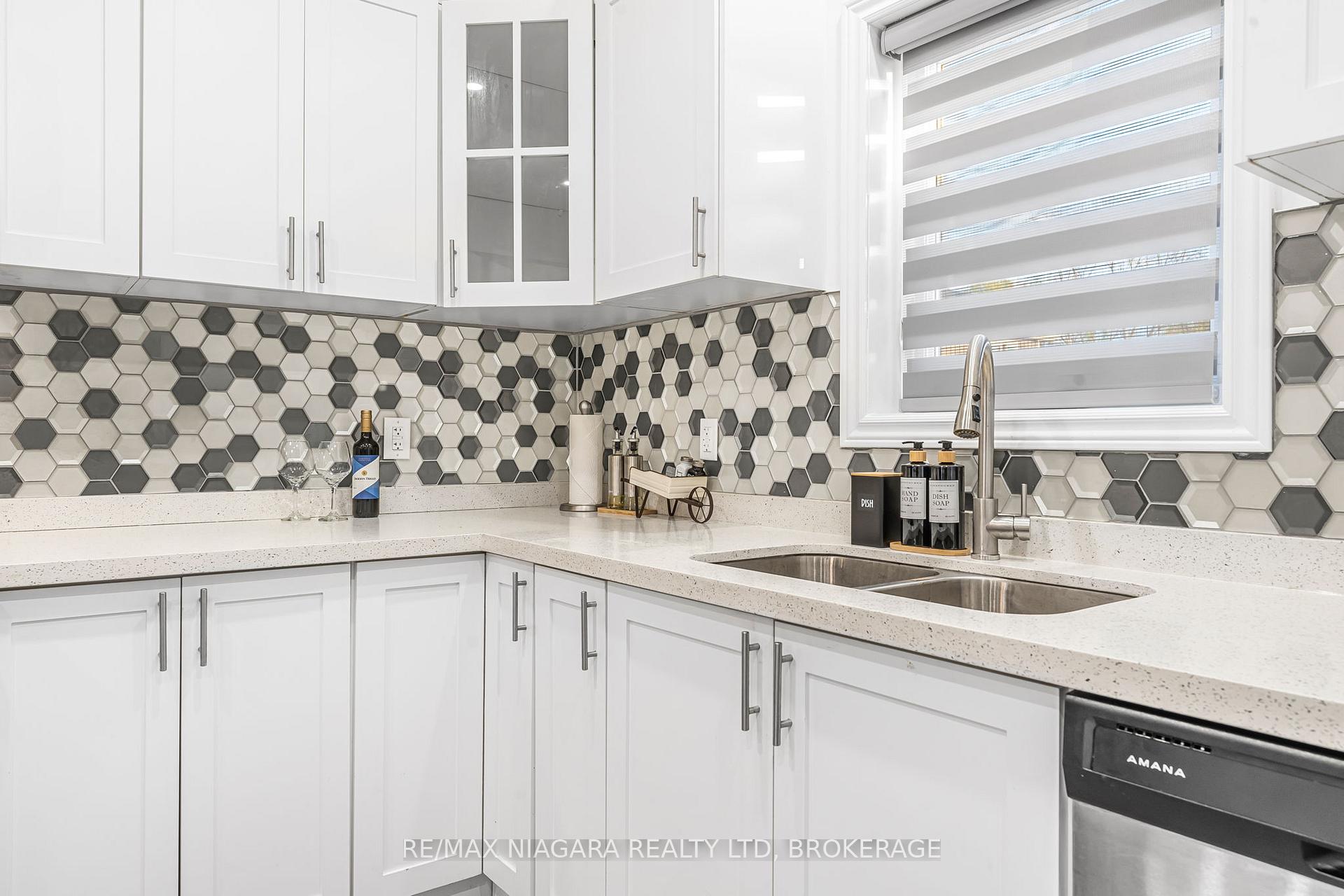 Photo 17 of Unit 2 UPPER, 8196 Mcleod Road, Niagara Falls, Brown — HOMEH