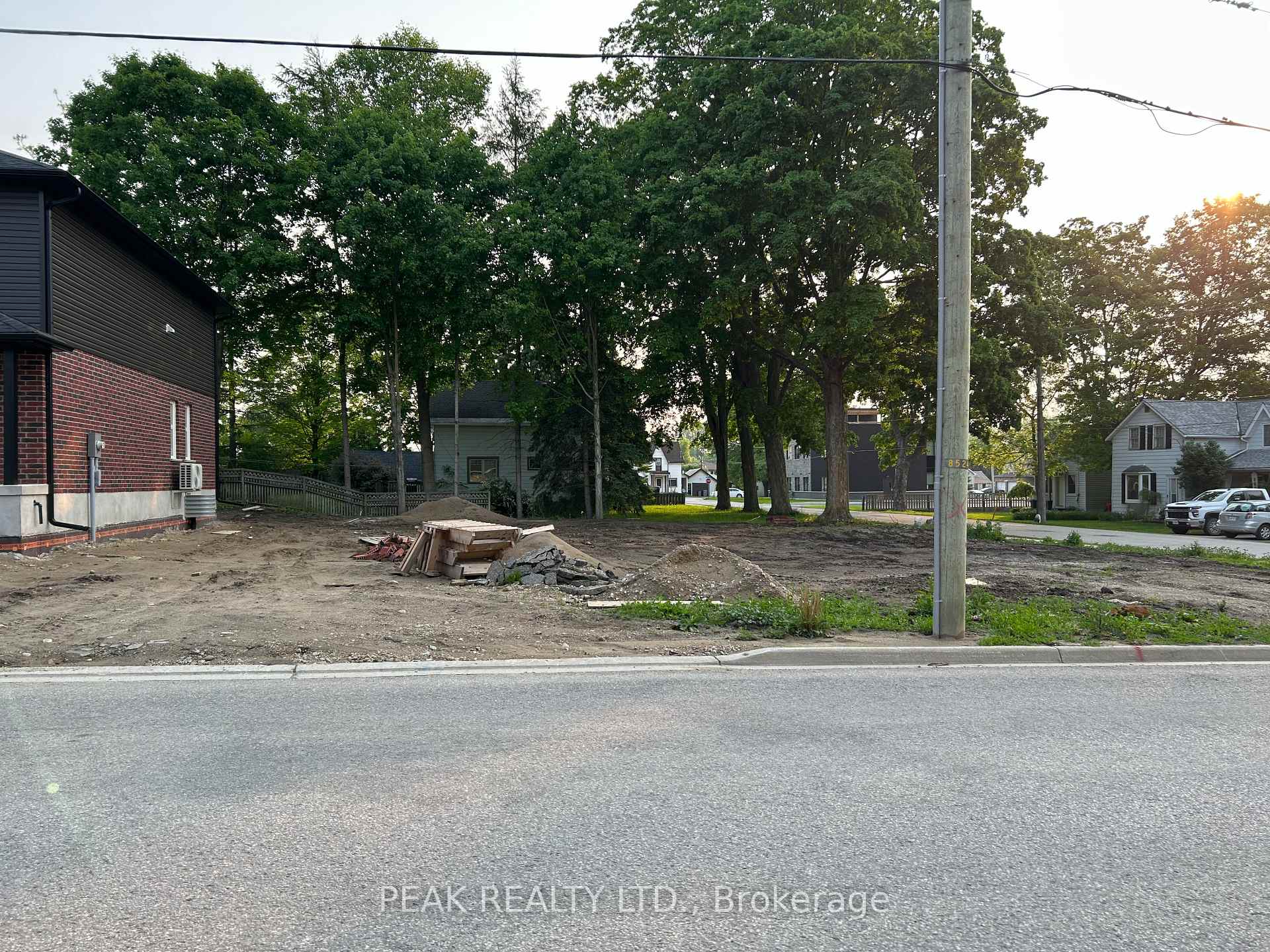 Front of 721 Elma Street W