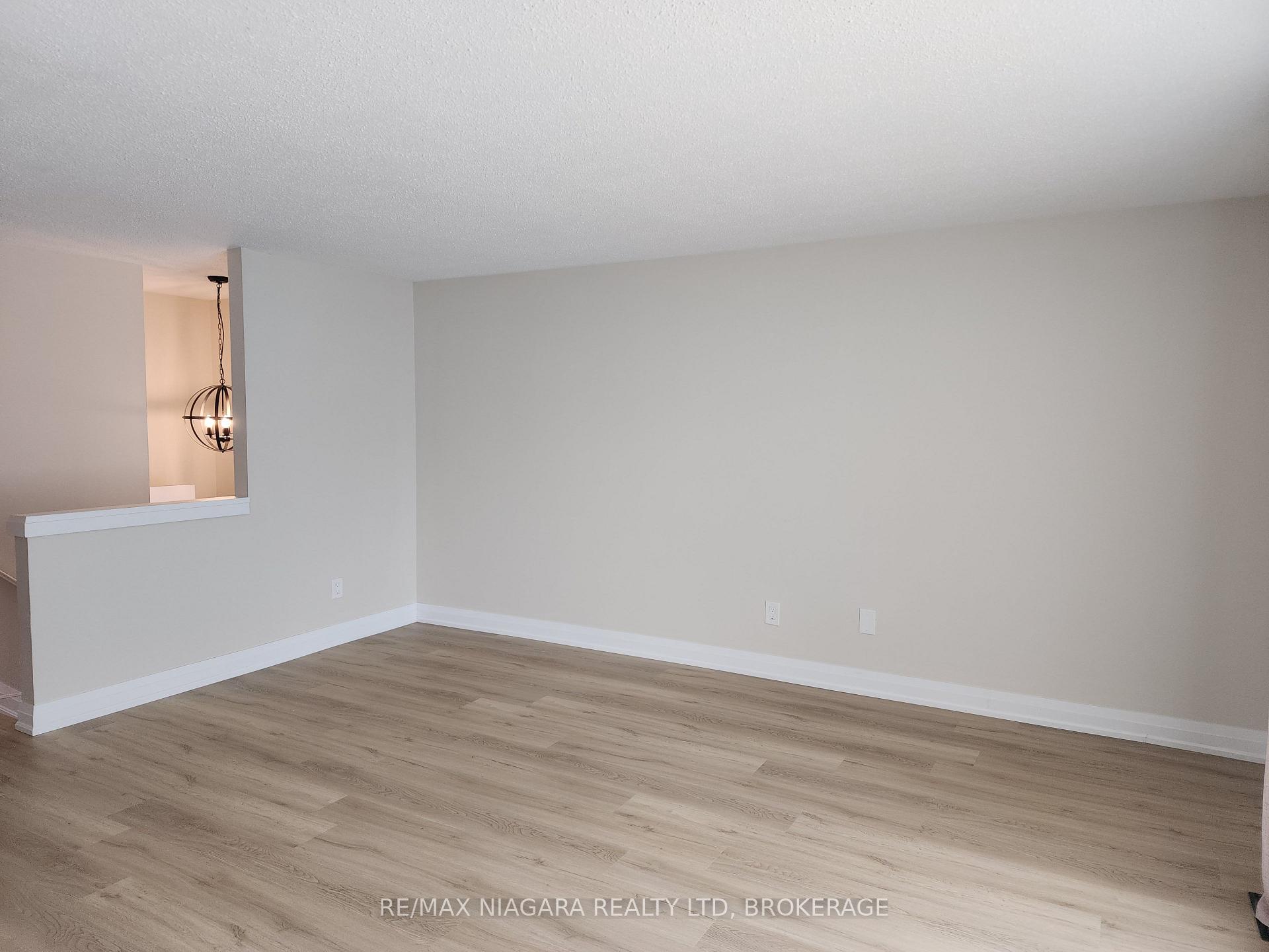 Photo 3 of 6781 Dawson Street, Niagara Falls, Morrison — HOMEH