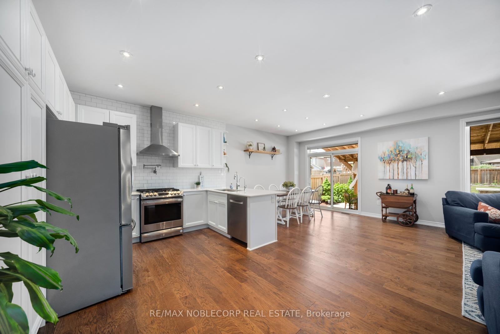 Photo 8 of 215 Strachan Trail, New Tecumseth, Beeton — HOMEH
