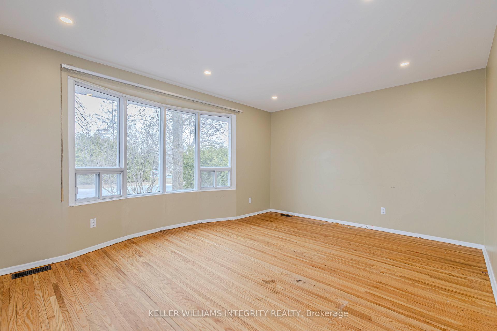 Photo 3 of 1402 Major Road, Ottawa, Bilberry Creek/Queenswood Heights — HOMEH