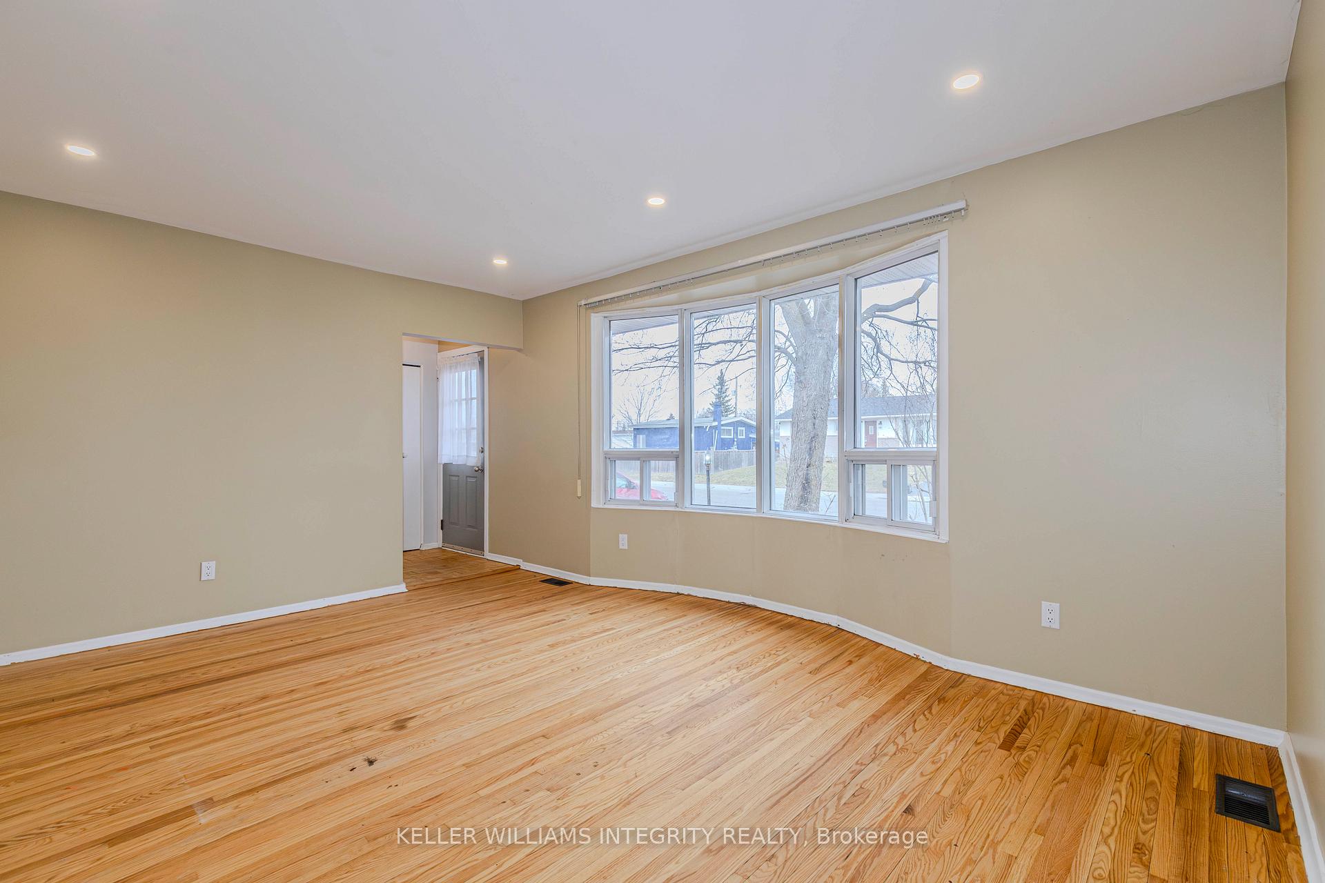 Photo 5 of 1402 Major Road, Ottawa, Bilberry Creek/Queenswood Heights — HOMEH