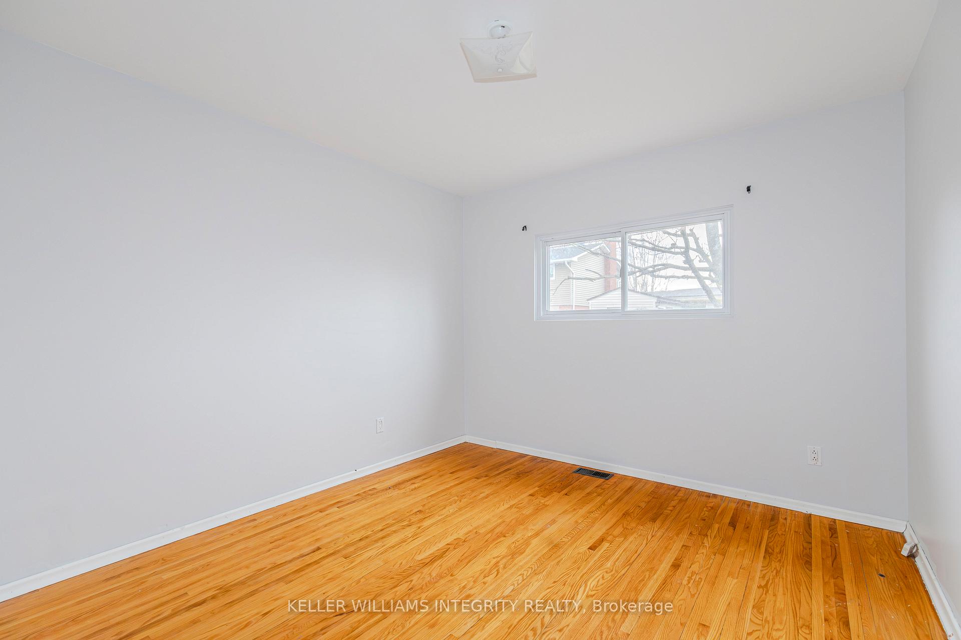 Photo 8 of 1402 Major Road, Ottawa, Bilberry Creek/Queenswood Heights — HOMEH