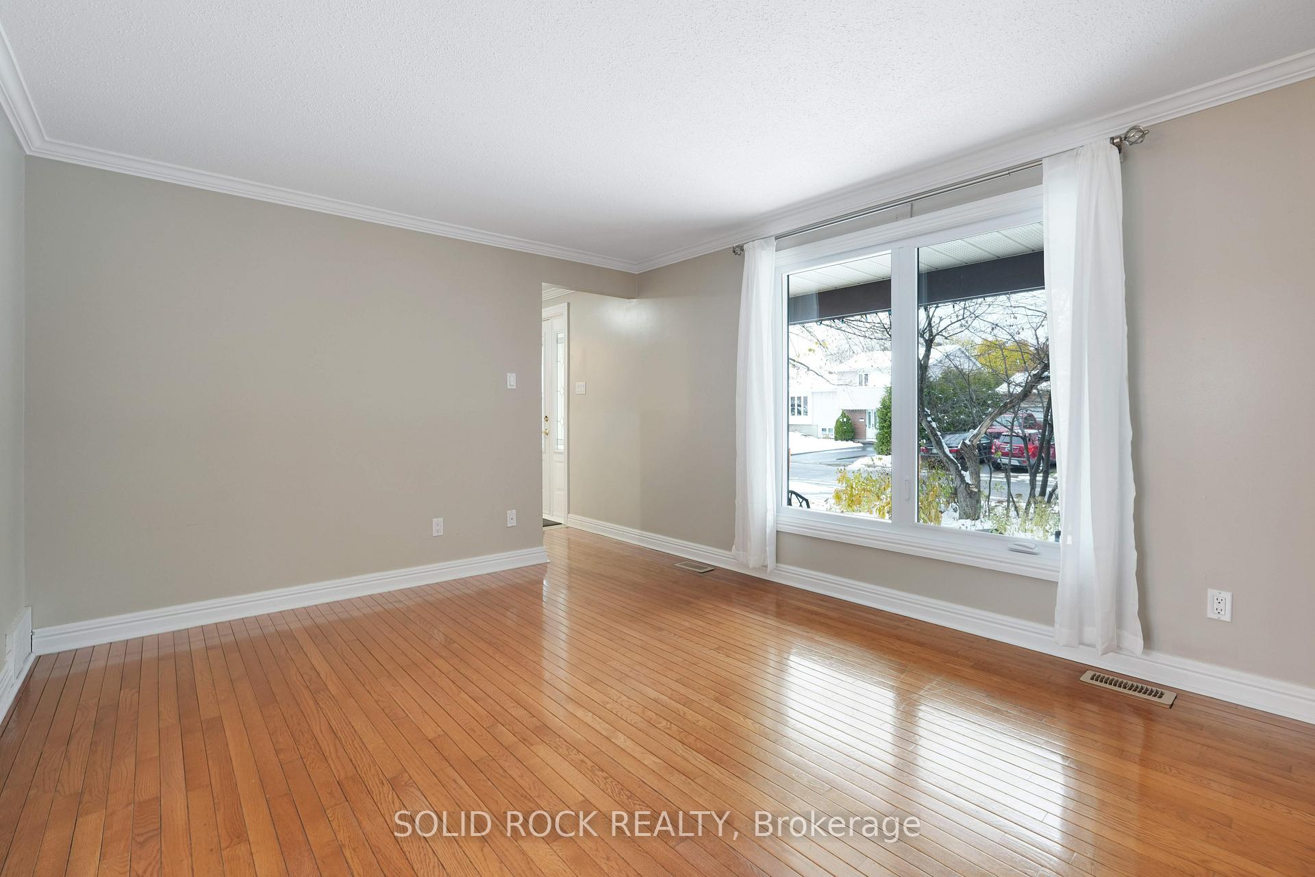 Photo 10 of 386 Vince Drive, Ottawa, Bilberry Creek/Queenswood Heights — HOMEH