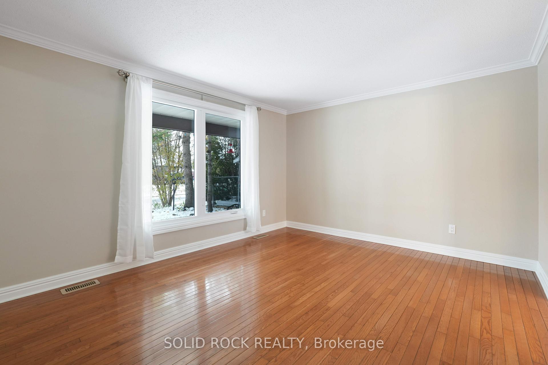 Photo 11 of 386 Vince Drive, Ottawa, Bilberry Creek/Queenswood Heights — HOMEH