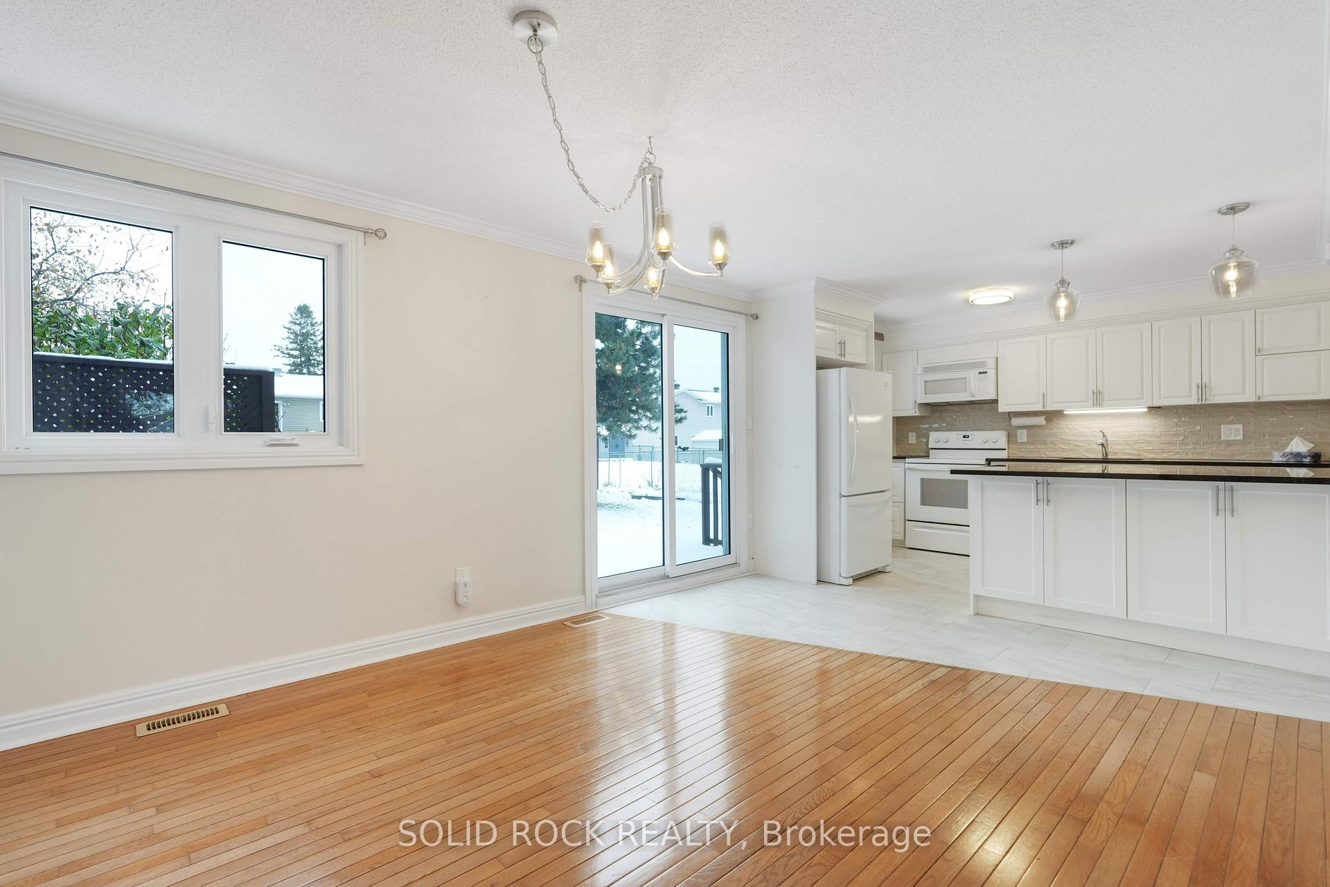 Photo 13 of 386 Vince Drive, Ottawa, Bilberry Creek/Queenswood Heights — HOMEH