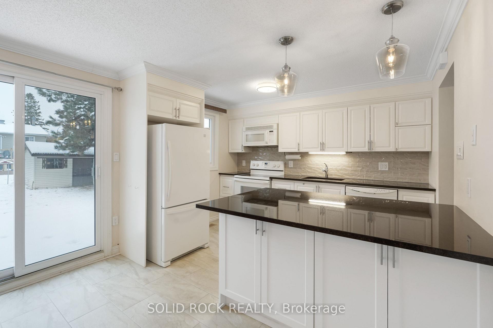 Photo 14 of 386 Vince Drive, Ottawa, Bilberry Creek/Queenswood Heights — HOMEH