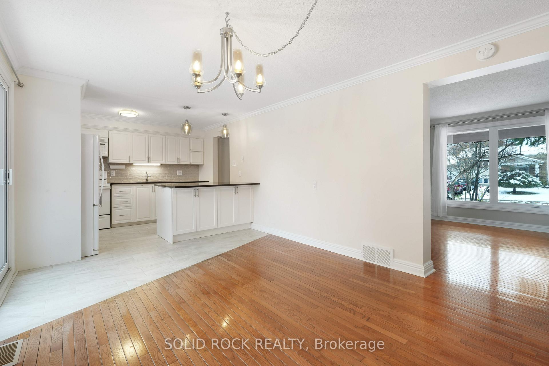 Photo 18 of 386 Vince Drive, Ottawa, Bilberry Creek/Queenswood Heights — HOMEH