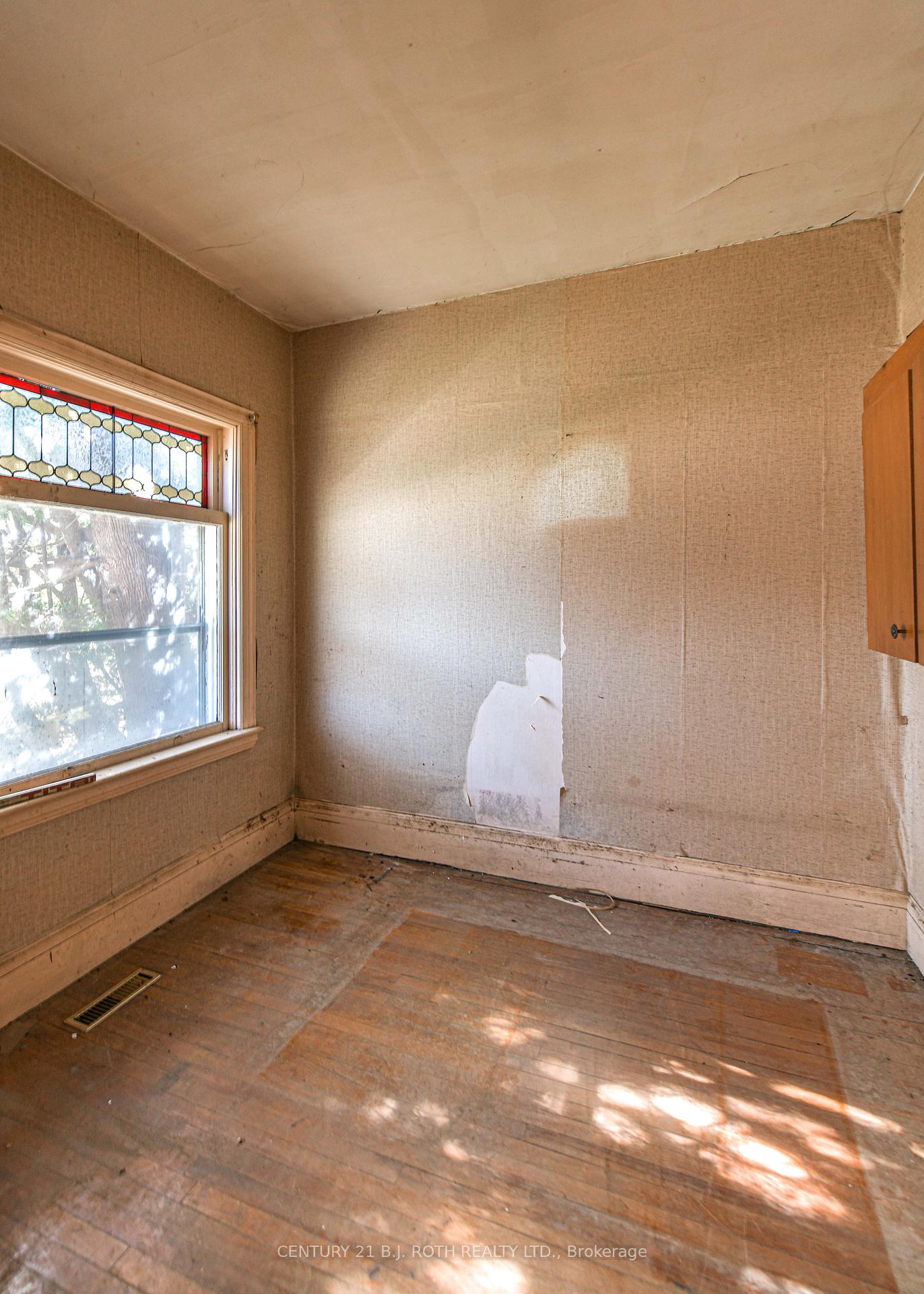 Photo 8 of 136 Coldwater Road W, Orillia — HOMEH