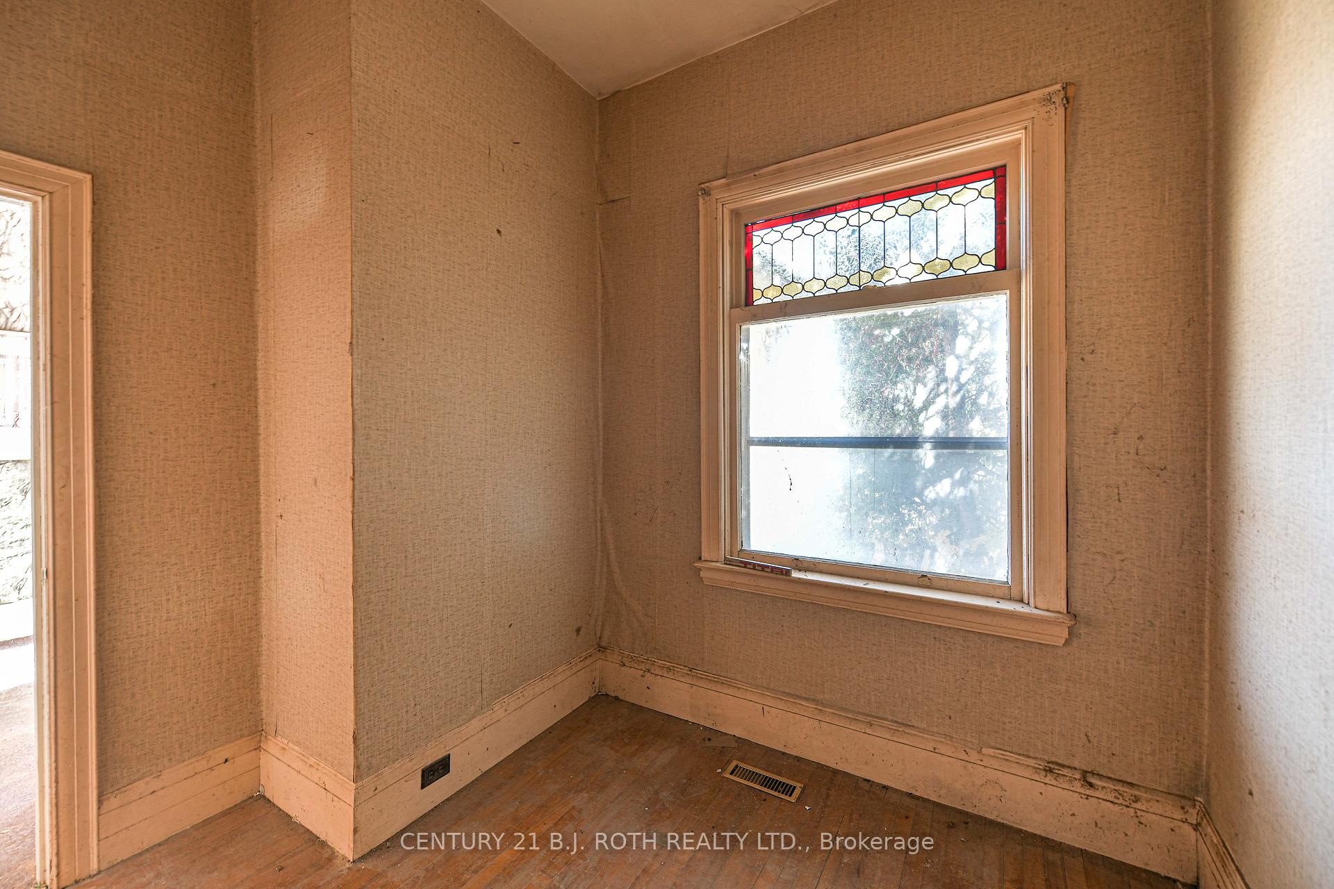 Photo 9 of 136 Coldwater Road W, Orillia — HOMEH