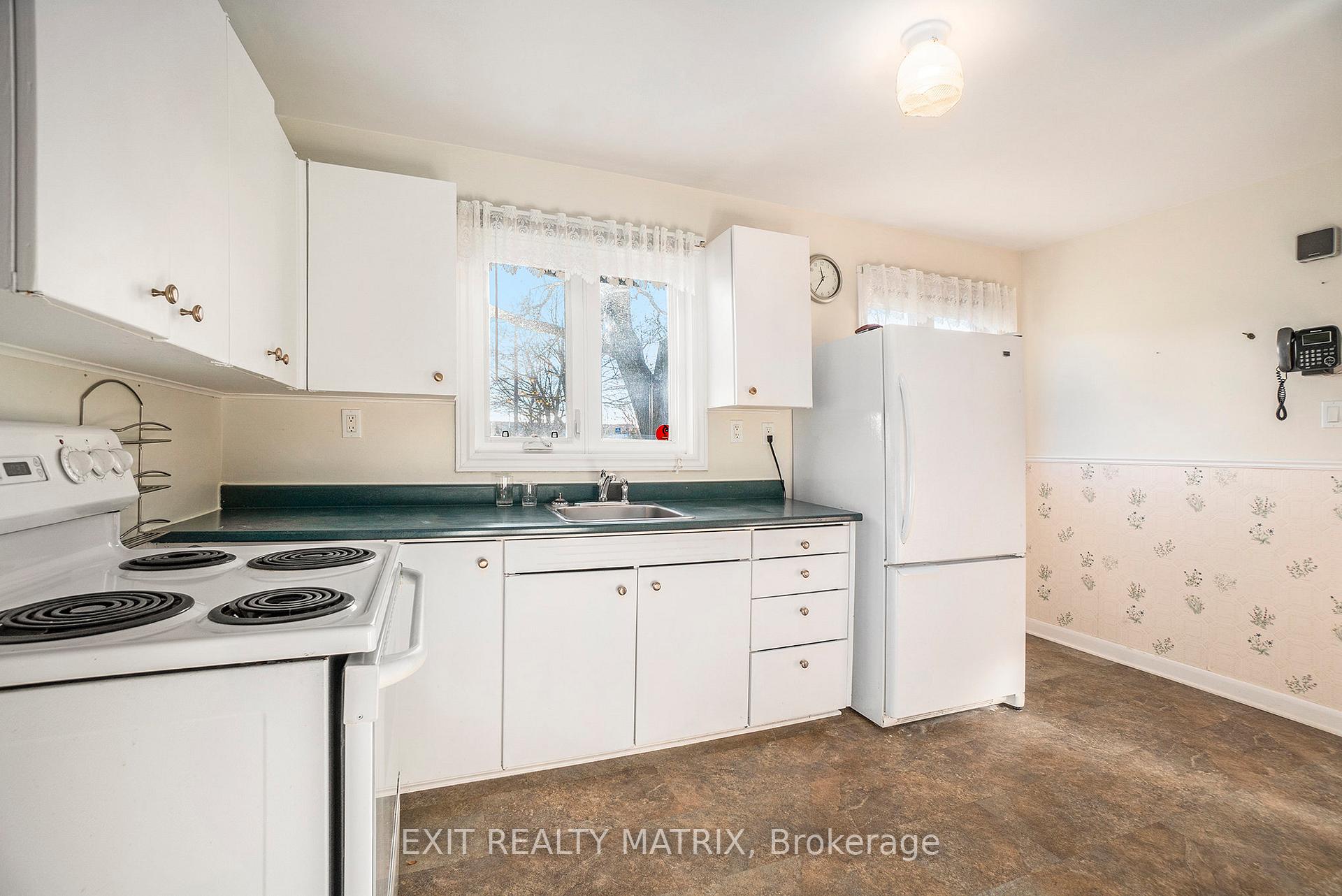 Photo 5 of 629 Gardenvale Road, Ottawa, Castle Heights/Rideau High — HOMEH