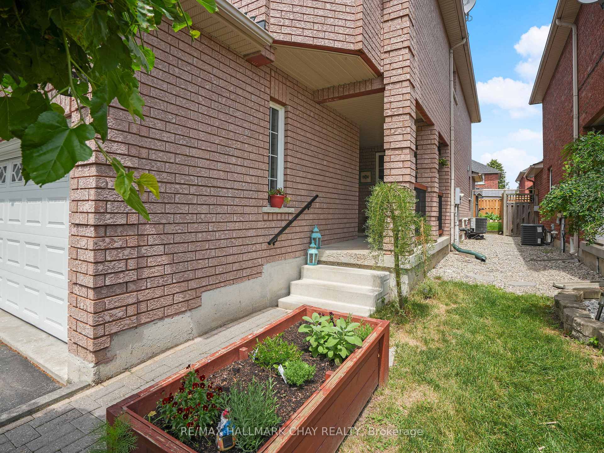 Photo 5 of 108 Henderson Crescent, New Tecumseth, Alliston — HOMEH