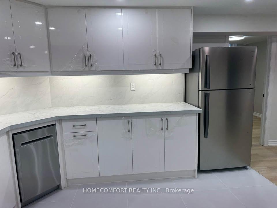 Photo 4 of 10 Ivan Daniels Drive, Markham, Middlefield — HOMEH