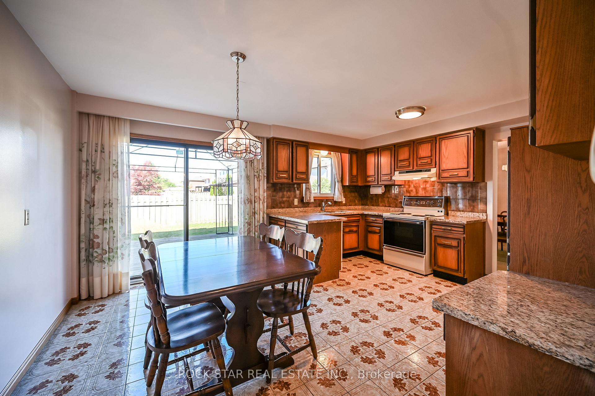 Photo 10 of 321 Creelman Road, Mississauga, Cooksville — HOMEH