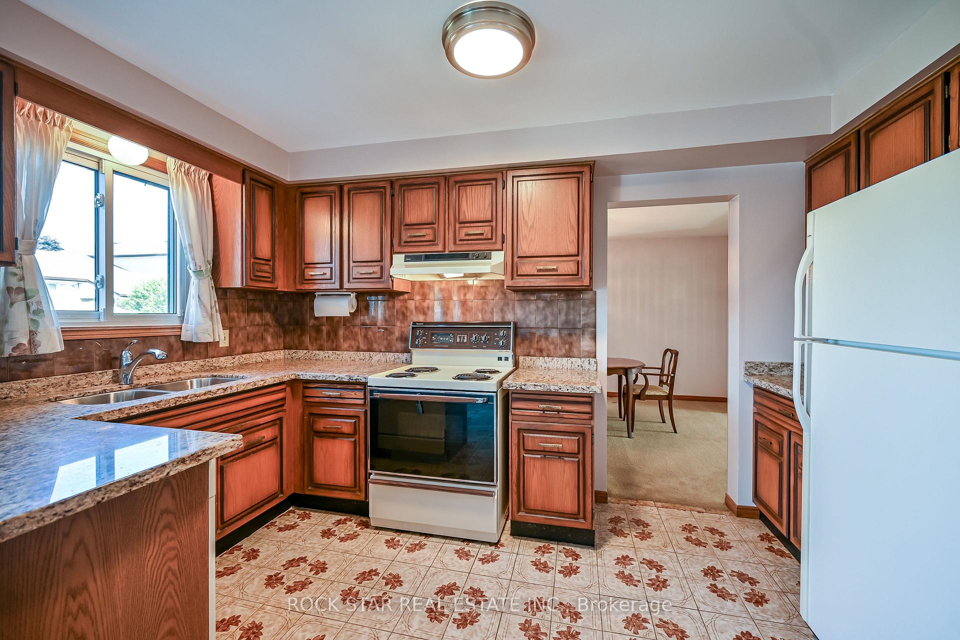 Photo 11 of 321 Creelman Road, Mississauga, Cooksville — HOMEH