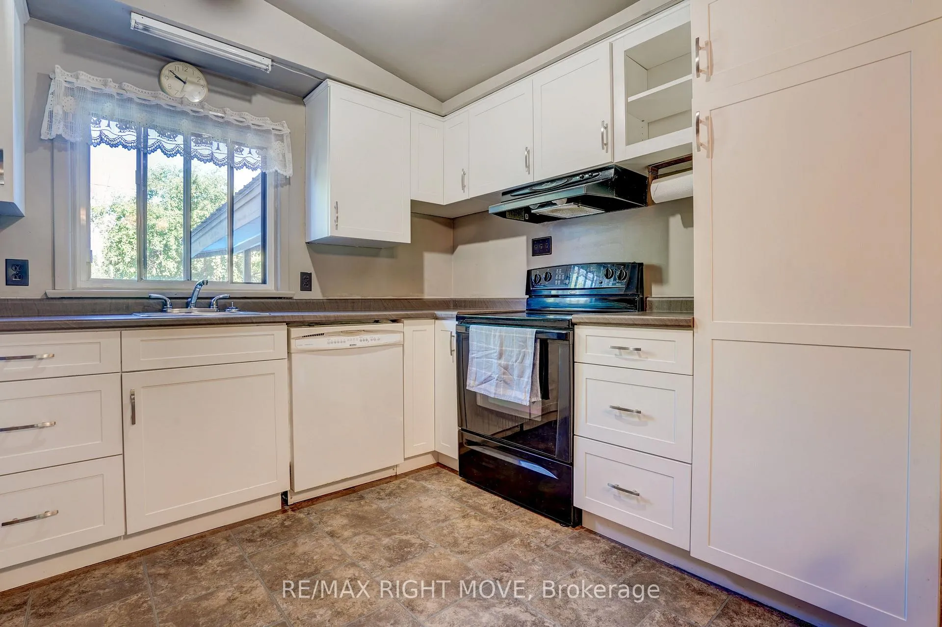 Photo 7 of 348 Collins Drive, Orillia — HOMEH