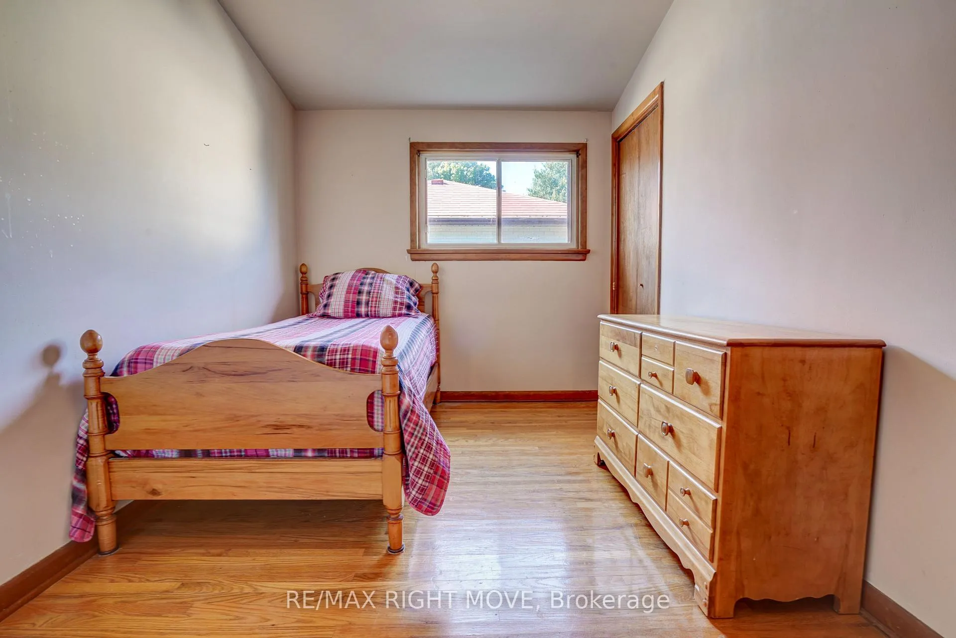 Photo 13 of 348 Collins Drive, Orillia — HOMEH