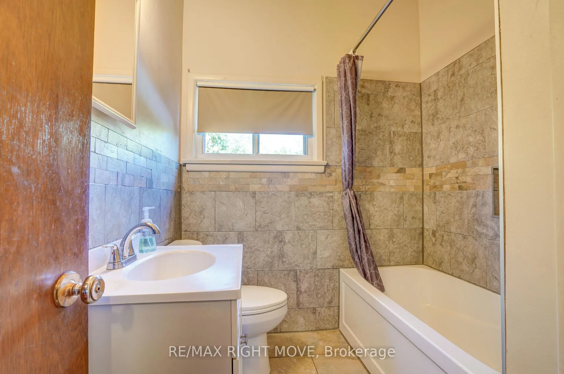 Photo 15 of 348 Collins Drive, Orillia — HOMEH