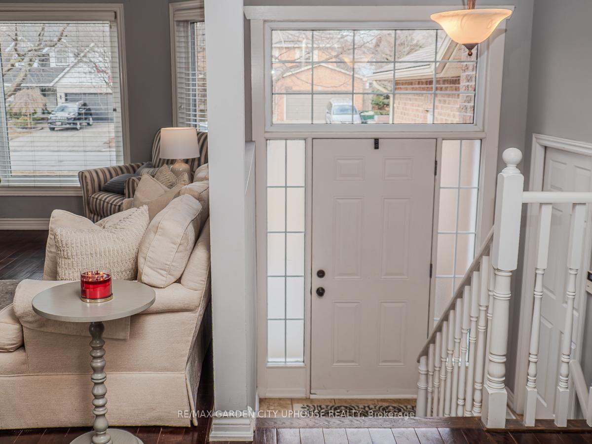 Photo 3 of 20 Woodside Square, Pelham, Fonthill — HOMEH