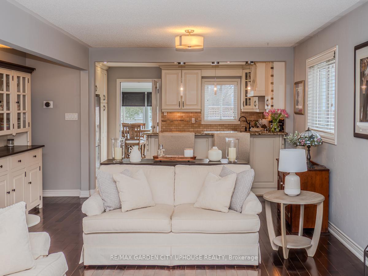 Photo 5 of 20 Woodside Square, Pelham, Fonthill — HOMEH