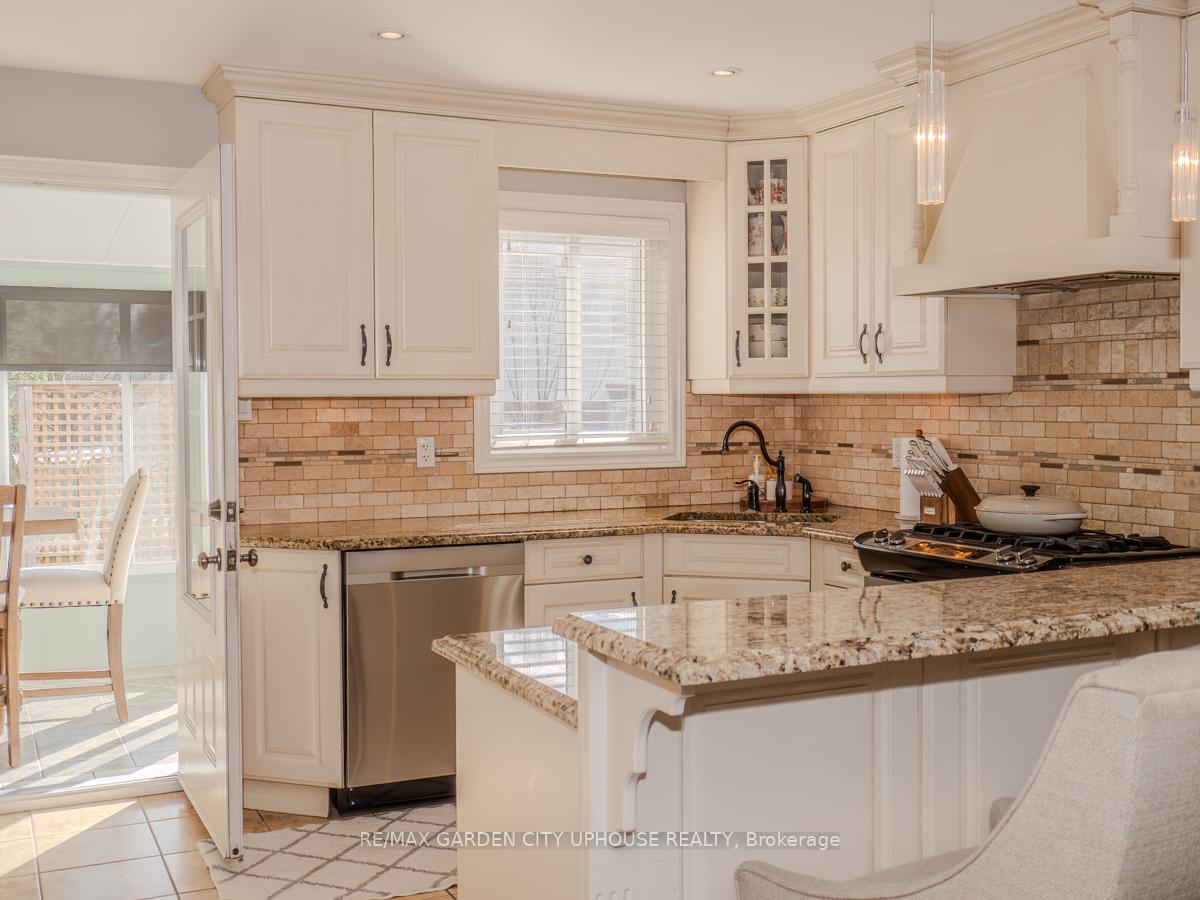 Photo 8 of 20 Woodside Square, Pelham, Fonthill — HOMEH