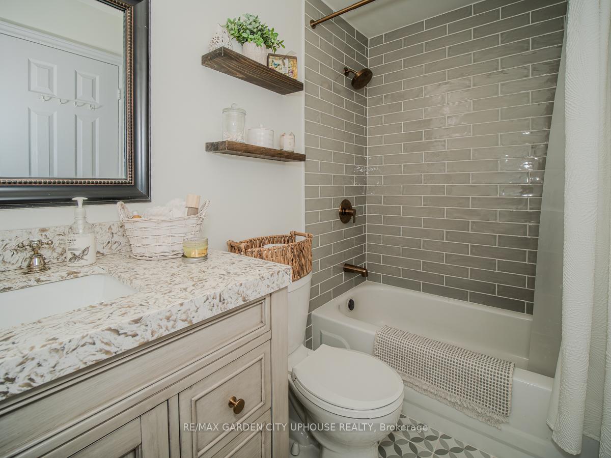 Photo 14 of 20 Woodside Square, Pelham, Fonthill — HOMEH