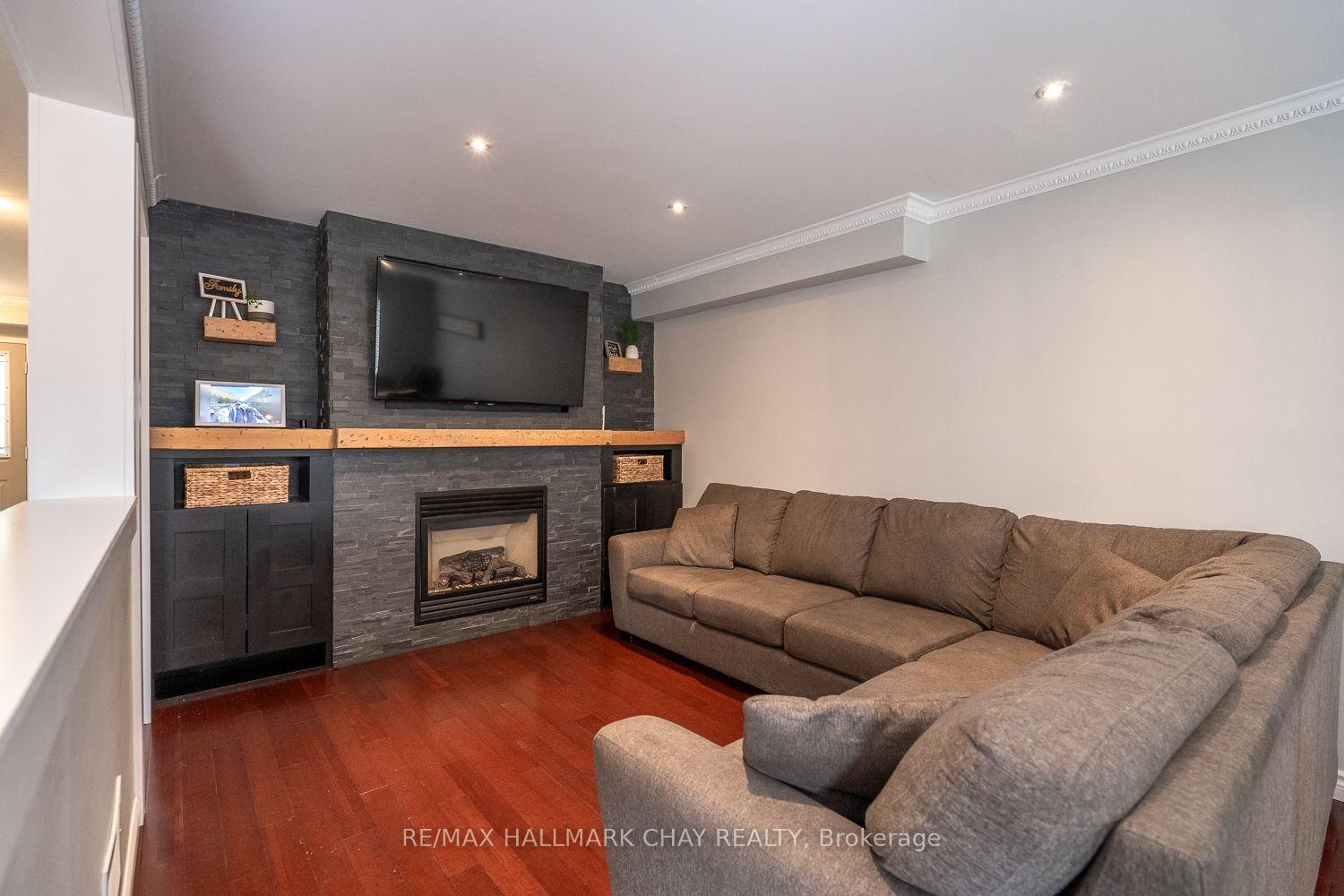 Photo 4 of 24 Kate Aitken Crescent, New Tecumseth, Beeton — HOMEH