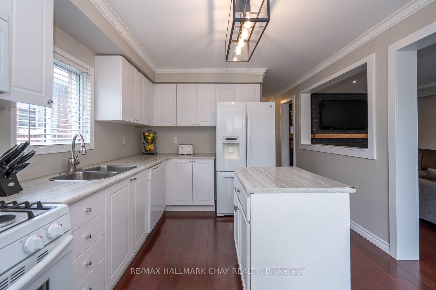 Photo 5 of 24 Kate Aitken Crescent, New Tecumseth, Beeton — HOMEH
